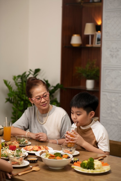 Familia asiática comiendo juntos