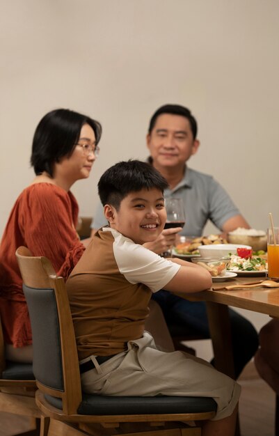 Familia asiática comiendo juntos