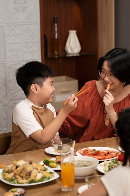 Familia asiática comiendo juntos