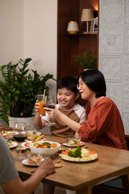 Familia asiática comiendo juntos