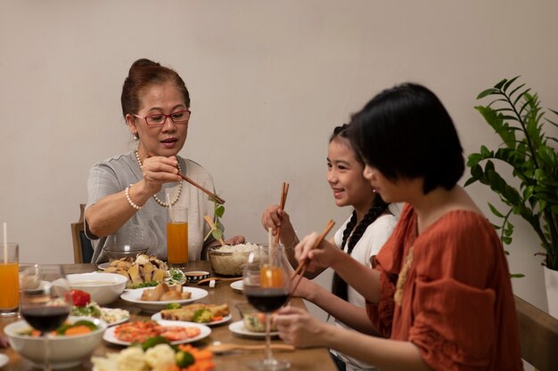 Familia asiática comiendo juntos