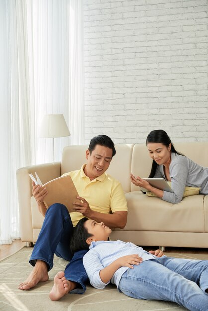 Familia asiática disfrutando de actividades de ocio