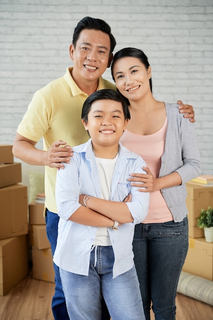 Familia asiática se muda a un nuevo apartamento