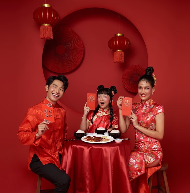 Familia asiática que sostiene angpao o paquete rojo regalo monetario cena comida para el festival del año nuevo chino