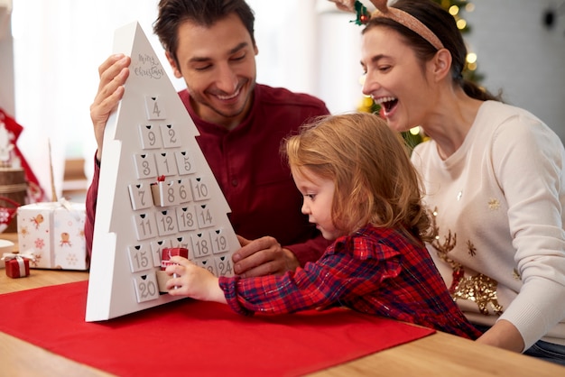 Familia con bebé en Navidad