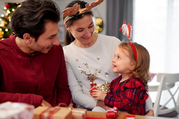 Familia con bebé en Navidad