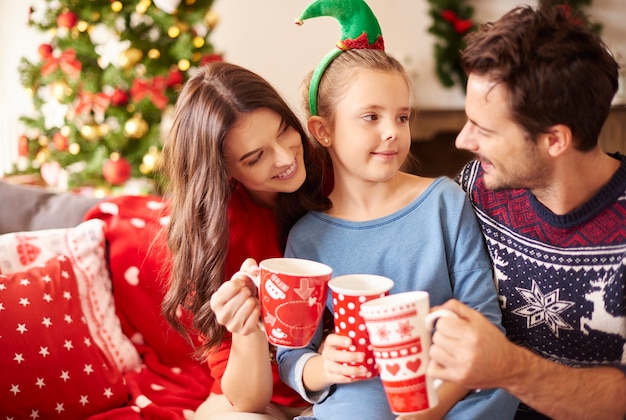 Familia bebiendo chocolate caliente en Navidad