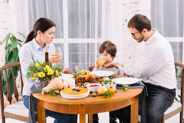 Familia bebiendo en mesa festiva