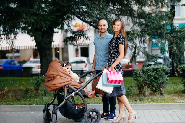 Familia con bolsa de compras en una ciudad.