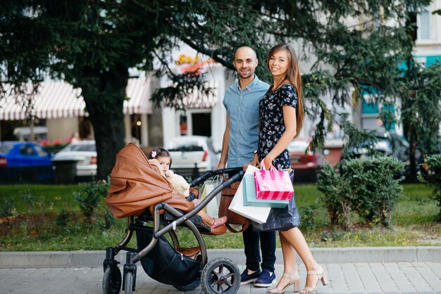 Familia con bolsa de compras en una ciudad.