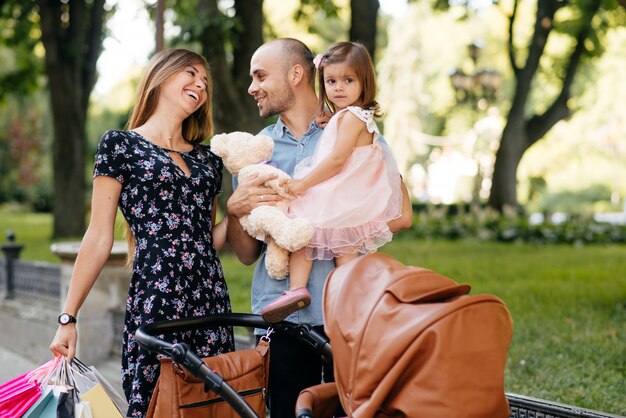 Familia con bolsa de compras en una ciudad.