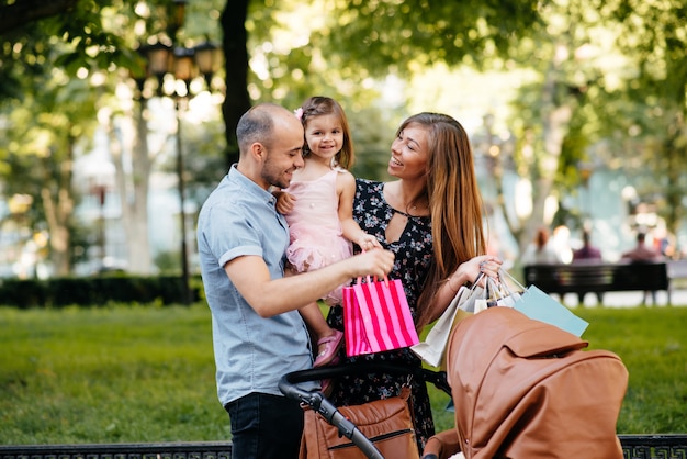 Familia con bolsa de compras en una ciudad.