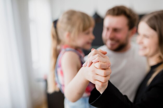 Familia borrosa abrazándose unos a otros