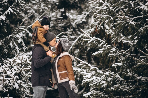 Familia en un bosque de invierno