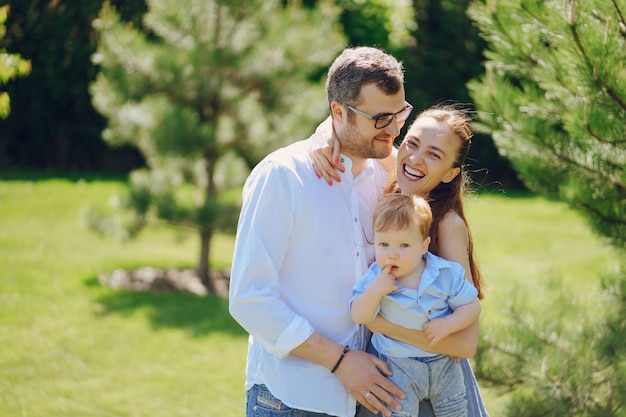 familia en un bosque