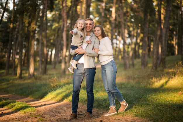 Familia en el bosque