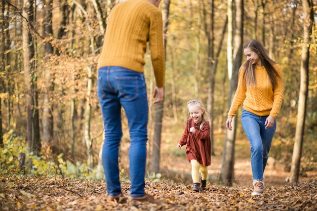 Familia en el bosque