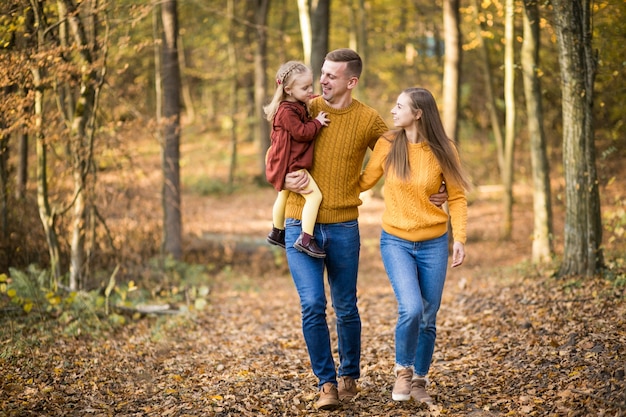 Familia en el bosque