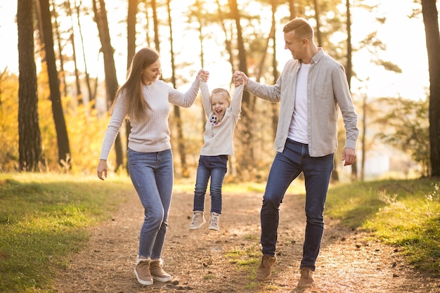 Familia en el bosque