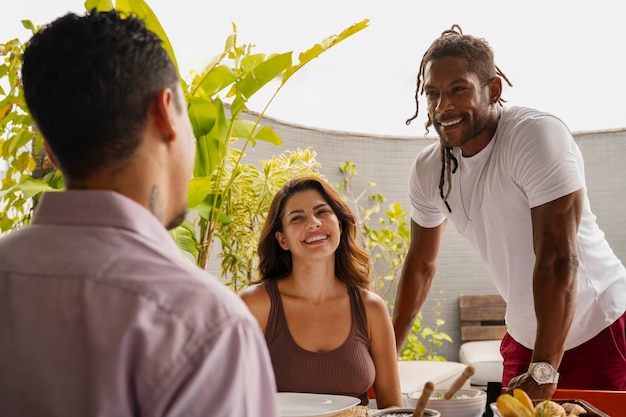 Foto gratuita una familia brasileña disfrutando de una comida juntos