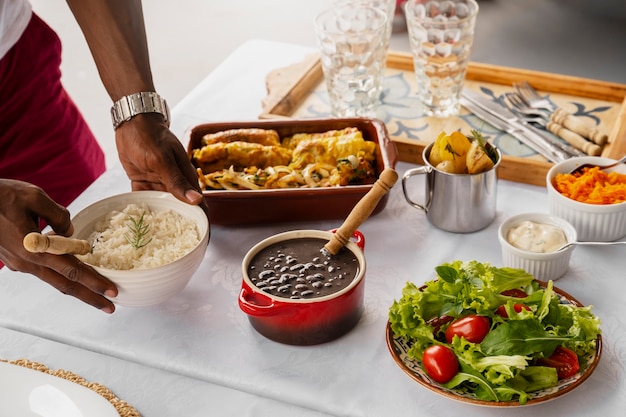 Foto gratuita una familia brasileña disfrutando de una comida juntos