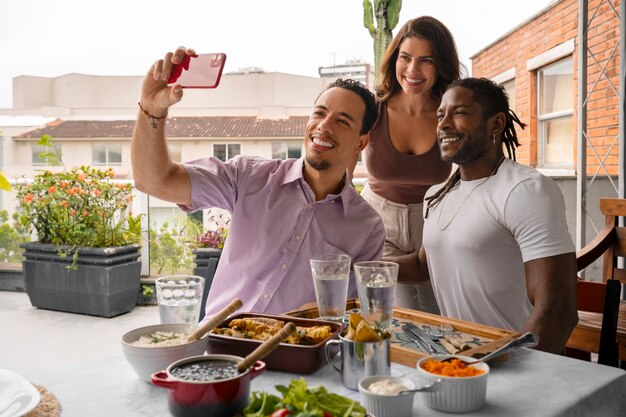 Una familia brasileña disfrutando de una comida juntos