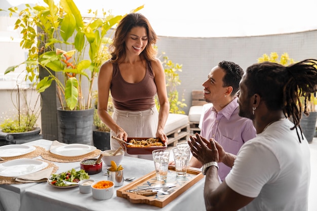 Foto gratuita una familia brasileña disfrutando de una comida juntos