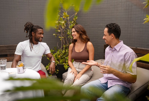 Foto gratuita una familia brasileña disfrutando de una comida juntos