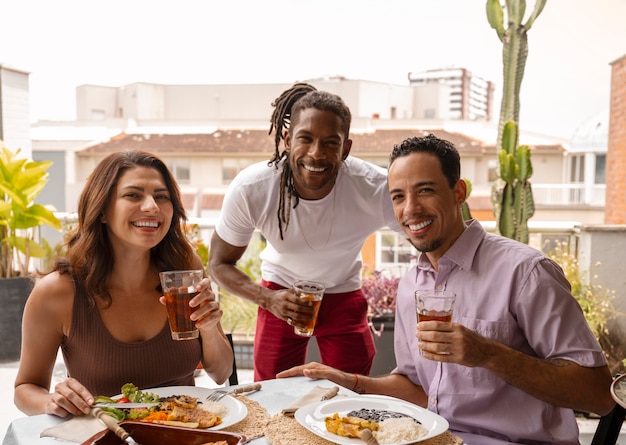 Foto gratuita una familia brasileña disfrutando de una comida juntos