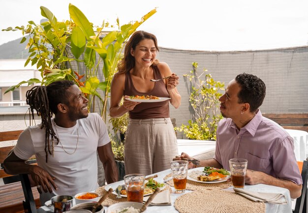 Una familia brasileña disfrutando de una comida juntos