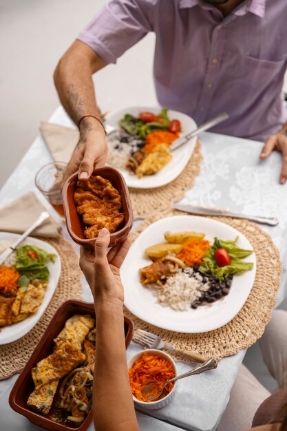 Una familia brasileña disfrutando de una comida juntos