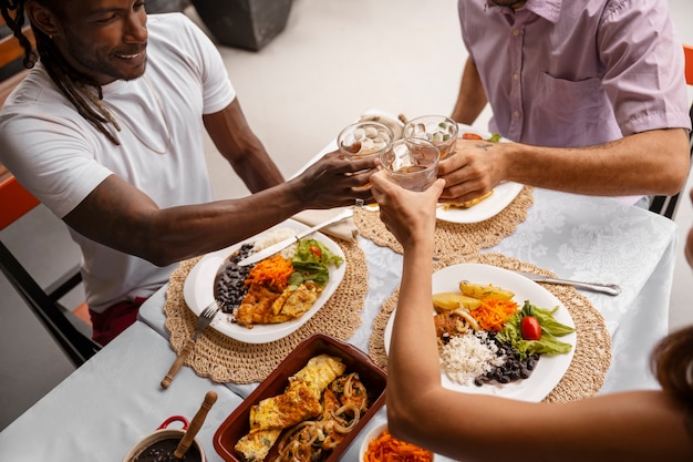 Una familia brasileña disfrutando de una comida juntos