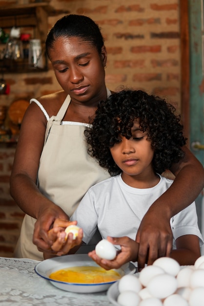 Familia brasileña de tiro medio cocinando deliciosos postres