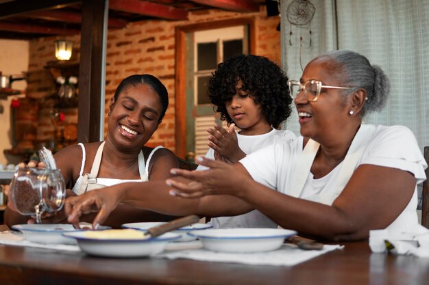 Familia brasileña de tiro medio cocinando deliciosos postres