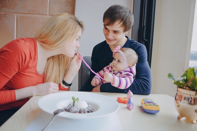 familia en el café