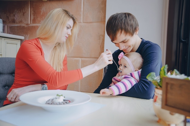 familia en el café