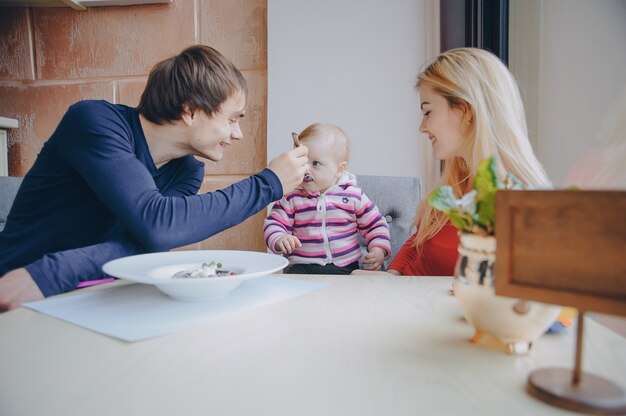 familia en el café