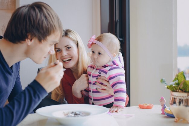 familia en el café