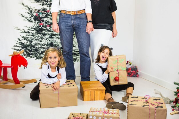 Familia con cajas de regalo