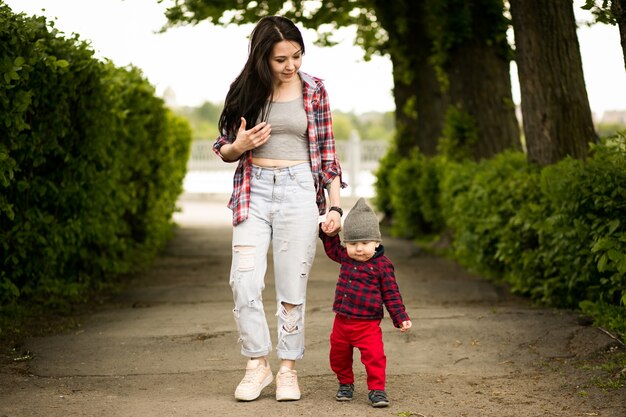 Familia caminando caminando