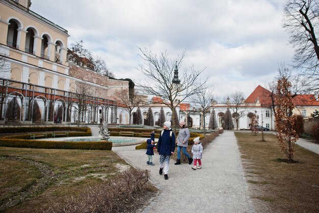 Familia caminando en el histórico Castillo Mikulov Moravia República Checa Old European Town