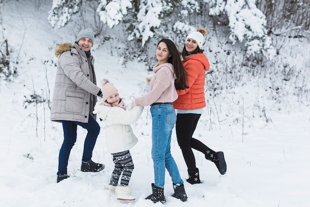 Familia caminando en invierno