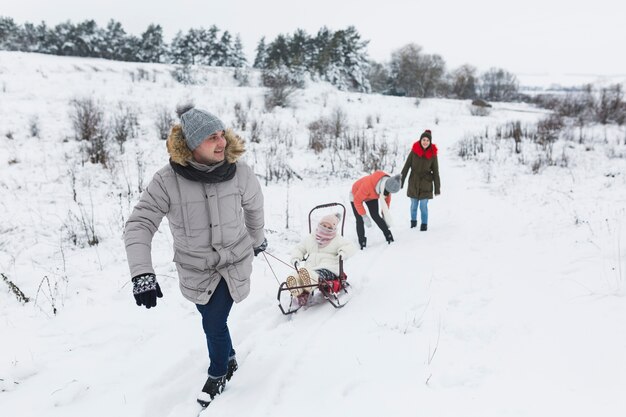 Familia caminando en invierno