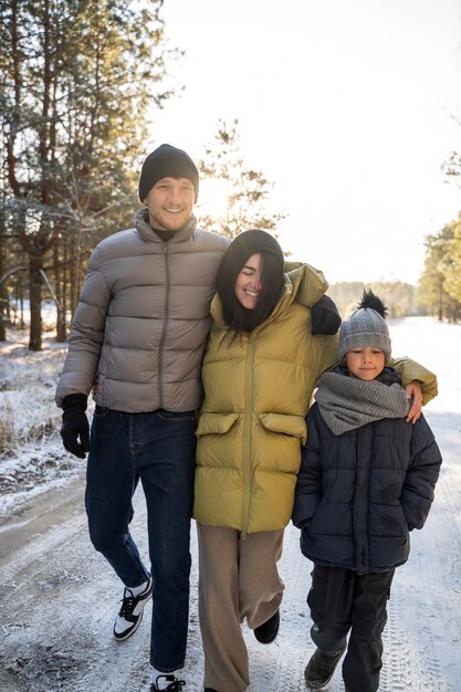 Familia caminando juntos en la naturaleza