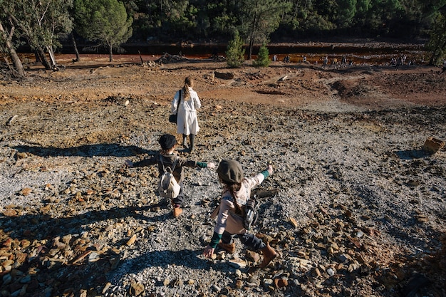 Familia caminando en la naturaleza