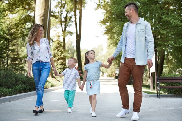 Familia caminando en el parque