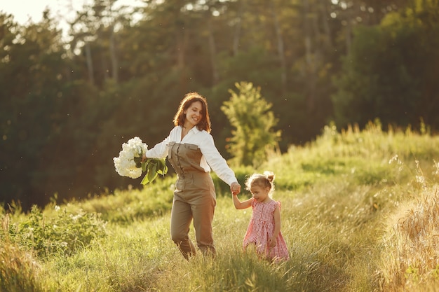 Familia en un campo de verano. Foto sensual. Pequeña niña bonita.