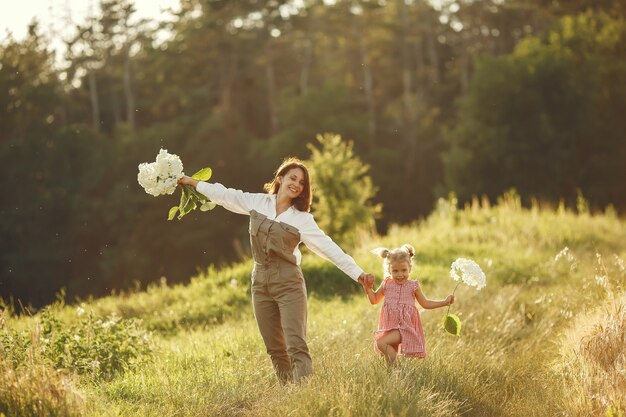 Familia en un campo de verano. Foto sensual. Pequeña niña bonita.