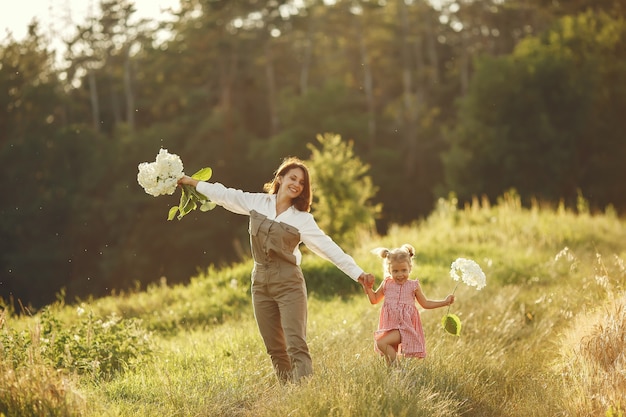 Familia en un campo de verano. Foto sensual. Pequeña niña bonita.