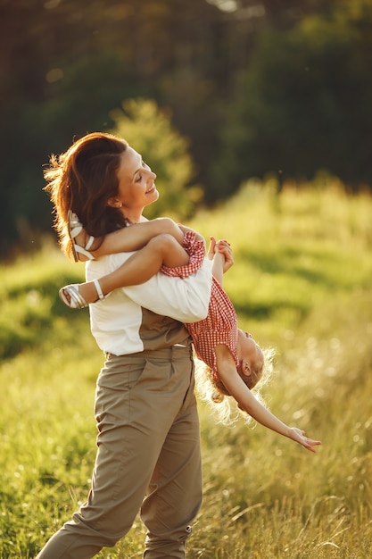 Familia en un campo de verano. Foto sensual. Pequeña niña bonita.